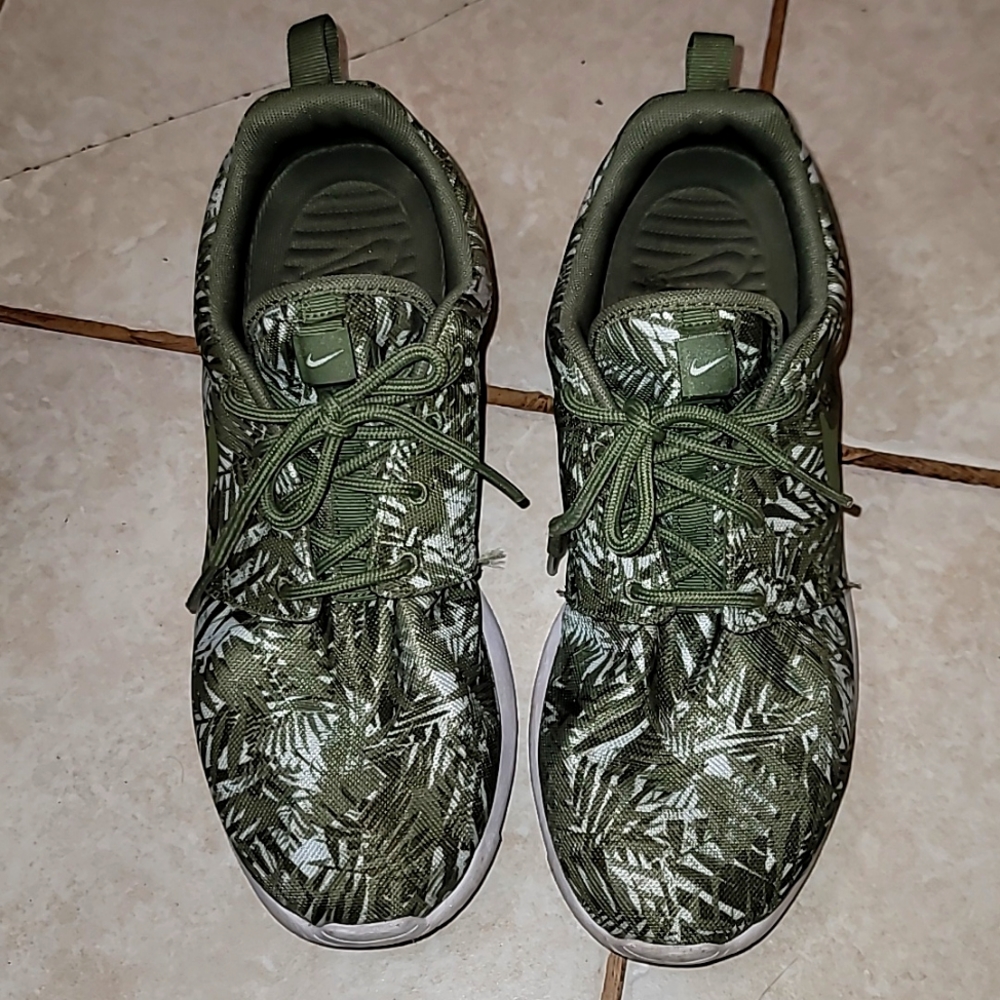 Nike Roshe one sneakers leaf green print lace up fabric upper